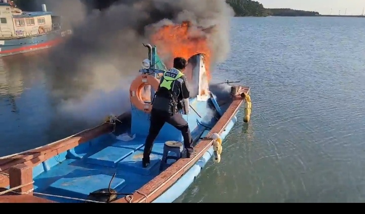 지난 11일 오후 4시 42분께 태안군 남면 마검포항 선착장에서 1.21t급 어선에 불이 났다.(사진=태안해양경찰서 제공) *재판매 및 DB 금지