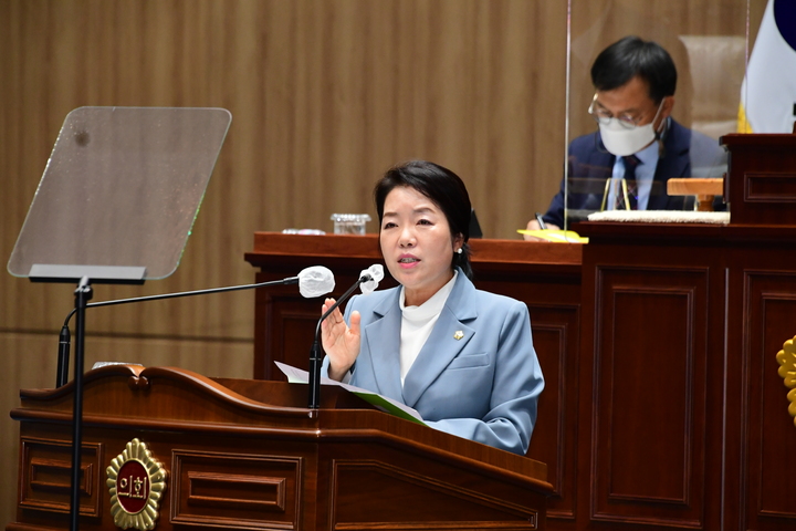 [광주=뉴시스] 송창헌 기자 = 광주시의회 임미란 의원이 12일 시의회 본회의장에서 광주시를 상대로 시정질문을 하고 있다. (사진=광주시의회 제공) 2022.10.12 photo@newsis.com  *재판매 및 DB 금지