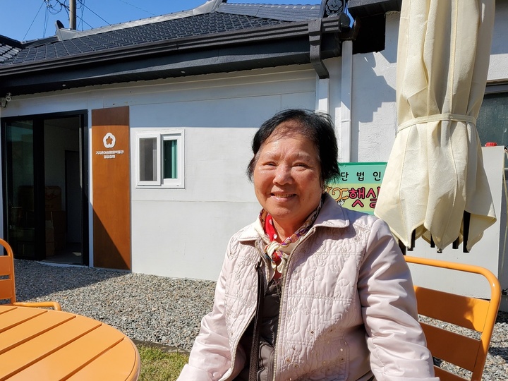 [평택=뉴시스] 이병희 기자 = 12일 경기 평택시 햇살사회복지회에서 인터뷰 중인 기지촌 미군 위안부 피해자 김숙자 할머니. 2022.10.12. iambh@newsis.com *재판매 및 DB 금지