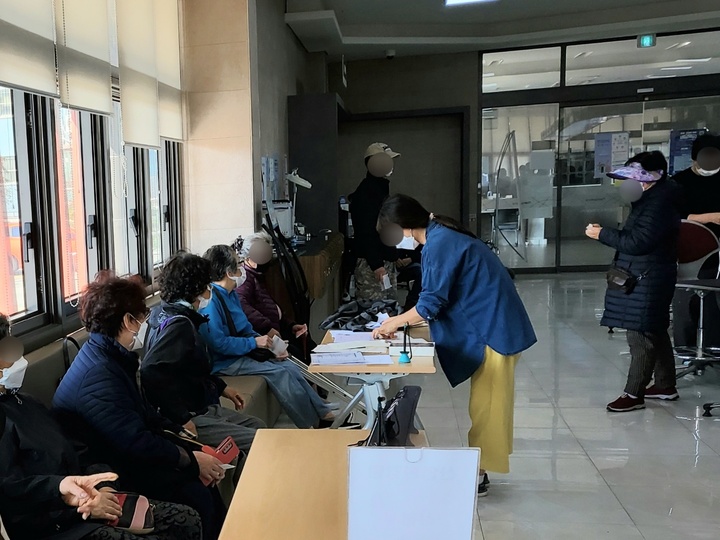 [평택=뉴시스] 이병희 기자 = 경기 평택시 팽성읍사무소에서 서류 발급 받는 기지촌 미군 위안부 할머니들. 2022.10.12. iambh@newsis.com *재판매 및 DB 금지