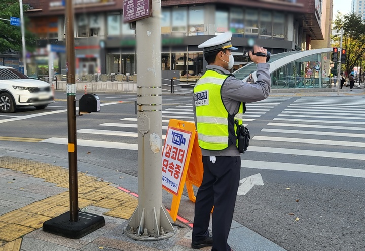 [대구=뉴시스] 고여정 기자 = 12일 오후 대구시 중구 중앙네거리에서 경찰이 캠코더로 교통 단속을 하고 있다. 2022.10.12 ruding@newsis.com  *재판매 및 DB 금지