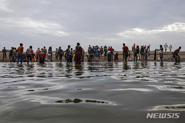[  AP/뉴시스] 예멘의 라스 알-아라 해안에서 2019년 10월11일 난민선에서 내려 걸어서 상륙하는 에티오피아 이주민들. (유엔 자료사진) . 유엔의 국제이주기구(IOM)는 예멘 해역이 불법 이민의 사망률이 높은 가장 위험한 곳이라며 근본적 해결책을 요구했다. 2025. 01. 22.   