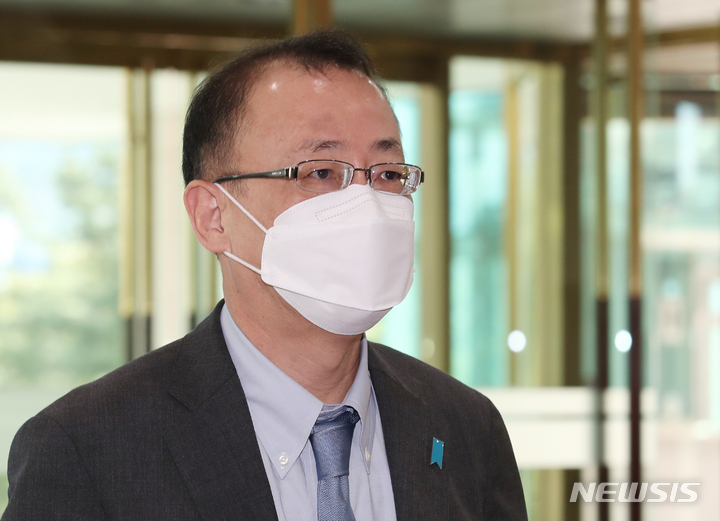 [서울=뉴시스] 김명원 기자 = 일본 측 북핵수석대표이기도 한 후나코시 다케히로 외무성 아시아대양주국장이 12일 오전 서울 종로구 외교부에 김건 외교부 한반도평화교섭본부장과 한·일 북핵수석대표 협의를 위해 서울 종로구 외교부에 들어서고 있다. 2022.10.12. kmx1105@newsis.com