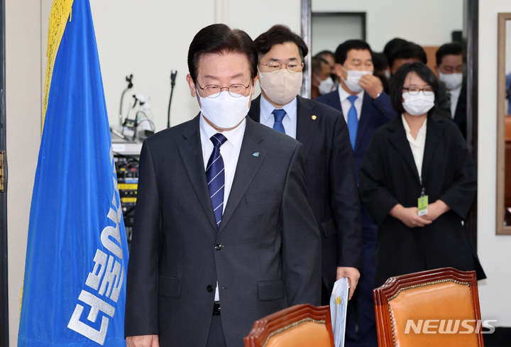 [서울=뉴시스] 최진석 기자 = 이재명(가운데) 더불어민주당 대표가 12일 서울 여의도 국회에서 열린 최고위원회의 국민발언대 '쌀값정상화 편'에 참석하고 있다. (공동취재사진) 2022.10.12. photo@newsis.com