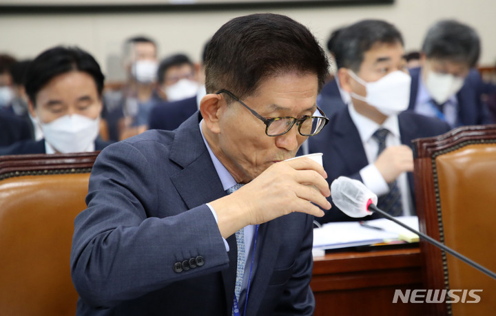 [서울=뉴시스] 김선웅 기자 = 김문수 경제사회노동위원장이 12일 서울 여의도 국회 환경노동위원회에서 열린 경제사회노동위원회 등에 대한 국정감사에서 물을 마시고 있다. 2022.10.12. mangusta@newsis.com