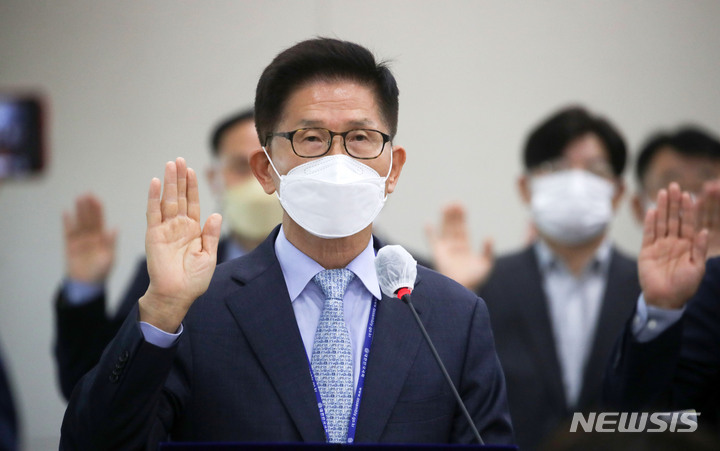 [서울=뉴시스] 김선웅 기자 = 김문수 경제사회노동위원장이 12일 서울 여의도 국회 환경노동위원회에서 열린 경제사회노동위원회 등에 대한 국정감사에서 선서를 하고 있다. 2022.10.12. mangusta@newsis.com