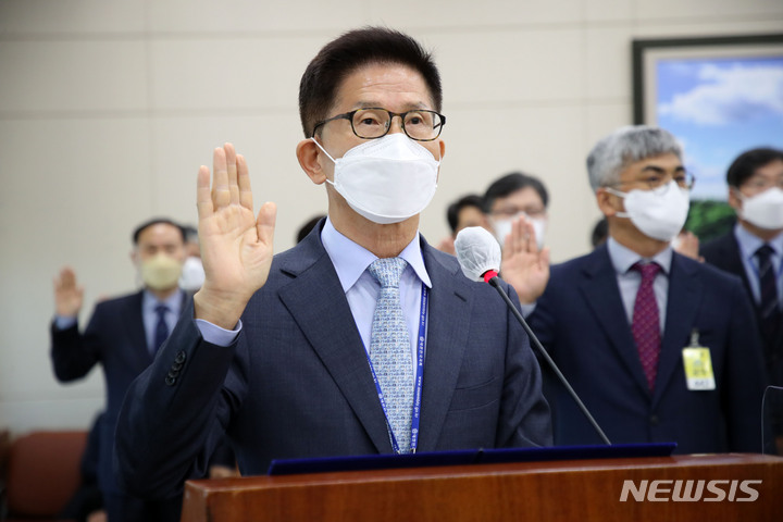 [서울=뉴시스] 김선웅 기자 = 김문수 경제사회노동위원장이 12일 서울 여의도 국회 환경노동위원회에서 열린 경제사회노동위원회 등에 대한 국정감사에서 선서를 하고 있다. 2022.10.12. mangusta@newsis.com