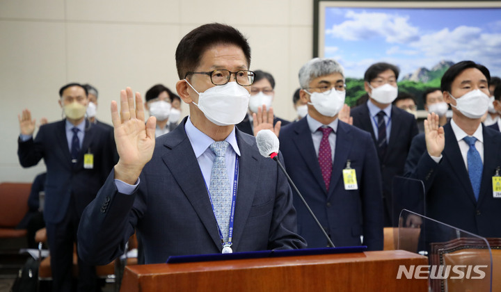 [서울=뉴시스] 김선웅 기자 = 김문수 경제사회노동위원장과 고용노동부 산하 피감기관 관계자들이 12일 서울 여의도 국회 환경노동위원회에서 열린 경제사회노동위원회 등에 대한 국정감사에서 선서를 하고 있다. 2022.10.12. mangusta@newsis.com