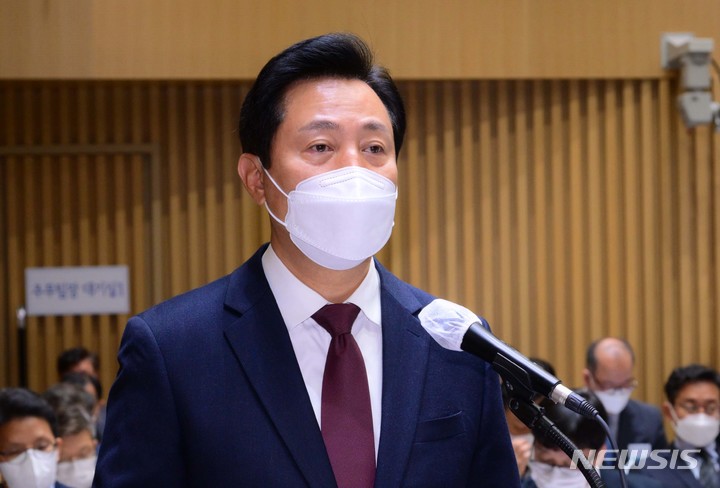 [서울=뉴시스] 국회사진기자단 = 오세훈 서울시장이 12일 서울 중구 서울시청 대회의실에서 열린 국회 행정안전위원회 서울시에 대한 국정감사에서 인사말을 하고 있다. 2022.10.12. photo@newsis.com