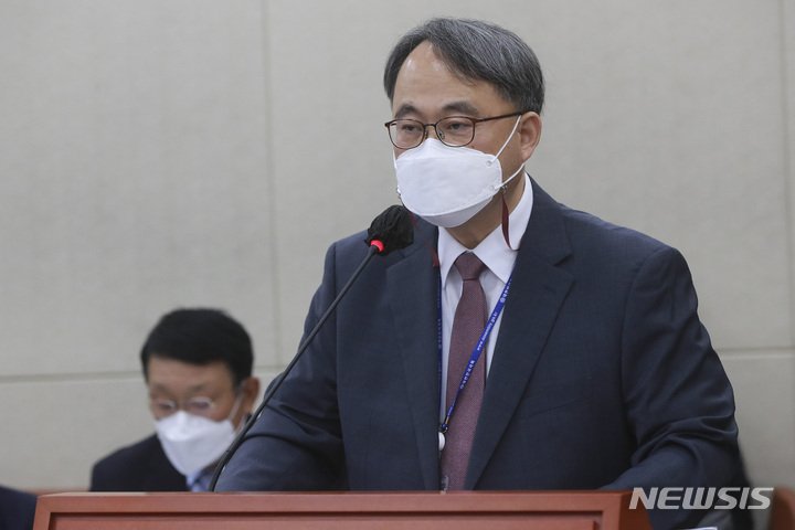 [서울=뉴시스] 고범준 기자 = 국립중앙의료원이 의사 인력난을 해소하기 위해 현재 만 60세인 의사들의 정년 연장을 추진한다.사진은 보건복지위원회 국정감사에서 업무보고를 하고 있는 주영수 국립중앙의료원장. (공동취재사진) 2023.01.17. photo@newsis.com