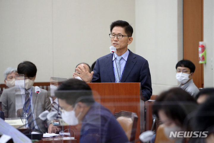 [서울=뉴시스] 김선웅 기자 = 김문수 경제사회노동위원장이 12일 서울 여의도 국회 환경노동위원회에서 열린 경제사회노동위원회 등에 대한 국정감사에서 의원 질의에 답변하고 있다.  2022.10.12. mangusta@newsis.com