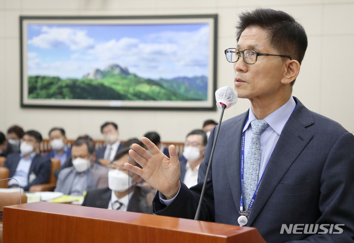 [서울=뉴시스] 김선웅 기자 = 김문수 경제사회노동위원장이 12일 서울 여의도 국회 환경노동위원회에서 열린 경제사회노동위원회 등에 대한 국정감사에서 의원 질의에 답변하고 있다.  2022.10.12. mangusta@newsis.com