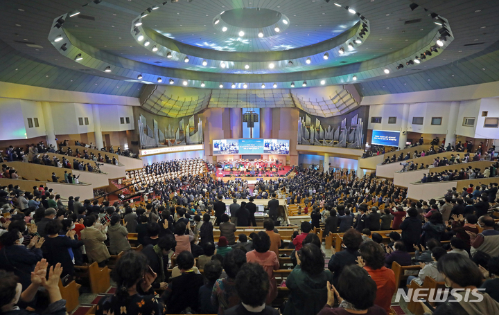 [서울=뉴시스] 김금보 기자 = 12일 서울 영등포구 여의도순복음교회 대성전에서 '제26차 세계오순절대회 개회예배'가 열리고 있다. 2022.10.12. kgb@newsis.com