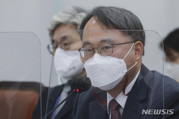 [서울=뉴시스] 최진석 기자 = 국립중앙의료원이 만성화된 의사 인력난을 해소하기 위해 정년을 60세에서 65세로 연장한다. 사진은 보건복지위원회 국정감사에서 의원들의 질의에 답변 중인 주영수 국립중앙의료원장.(공동취재사진) 2023.03.16. photo@newsis.com