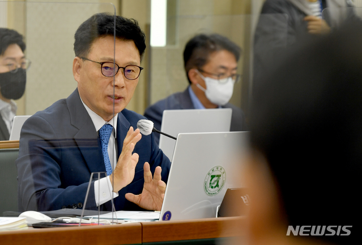 [광주=뉴시스] 김혜인 기자 = 국회 교육위원회 소속 더불어민주당 박광온 의원이 12일 오전 광주 북구 전남대학교 대학본부 1층 대회의실에서 전남대·전북대·제주대학교와 각 대학병원을 대상으로 열린 '2022년도 정기국회 국정감사'에서 질의를 하고 있다. 2022.10.12.hyein0342@newsis.com