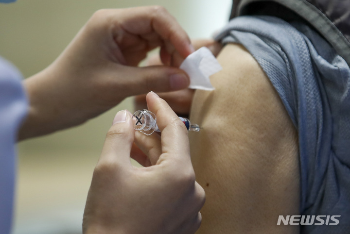 [서울=뉴시스] 정병혁 기자 = 만 75세 이상 고령층의 독감 무료 예방접종이 시작된 지난 12일 오후 서울 강서구 서울부민병원을 찾은 어르신이 독감 예방 접종을 받고 있다. 2022.10.12. jhope@newsis.com