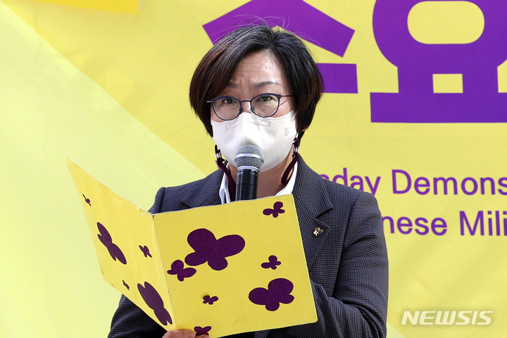 [서울=뉴시스] 조성우 기자 = 이나영 정의기억연대 이사장이 지난해 10월12일 오후 서울 종로구 주한일본대사관 인근에서 열린 제1565차 수요시위에서 발언하고 있다. 2022.10.12. xconfind@newsis.com