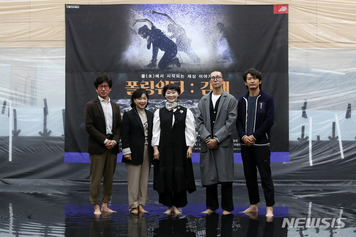 [서울=뉴시스] 박진희 기자 = 서울시무용단 '폴링워터 : 감괘' 연출 오경택(왼쪽부터), 지도단원 전진희(안무가), 단장 정혜진, 안무가 김성훈, 지도단원 한수문(안무가)가 12일 서울 종로구 세종문화회관 무용단연습실에서 공개 시연을 마치고 사진촬영을 하고 있다. 2022.10.12. pak7130@newsis.com