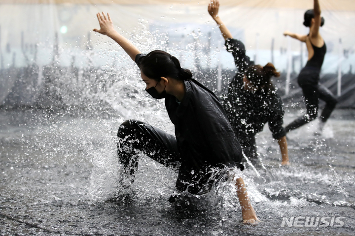 [서울=뉴시스] 박진희 기자 = 서울시무용단 '폴링워터 : 감괘' 출연 무용수들이 12일 서울 종로구 세종문화회관 무용단연습실에서 공개 시연을 하고 있다. 2022.10.12. pak7130@newsis.com