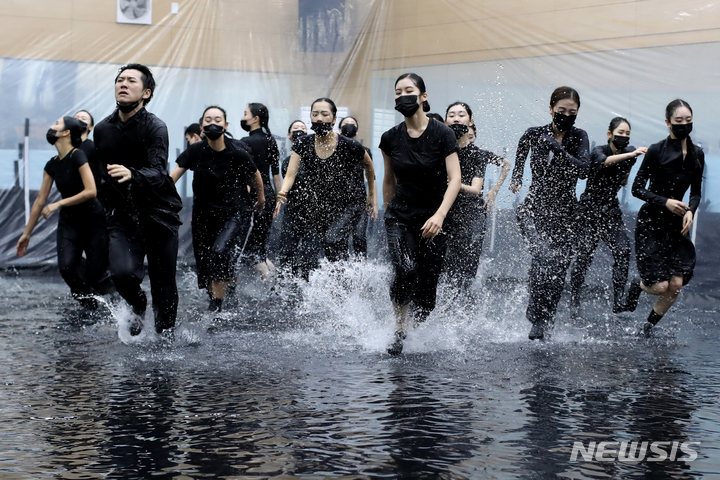 [서울=뉴시스] 박진희 기자 = 서울시무용단 '폴링워터 : 감괘' 출연 무용수들이 12일 서울 종로구 세종문화회관 무용단연습실에서 공개 시연을 하고 있다. 2022.10.12. pak7130@newsis.com