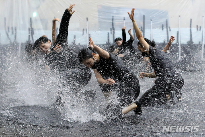 [서울=뉴시스] 박진희 기자 = 서울시무용단 '폴링워터 : 감괘' 출연 무용수들이 12일 서울 종로구 세종문화회관 무용단연습실에서 공개 시연을 하고 있다. 2022.10.12. pak7130@newsis.com