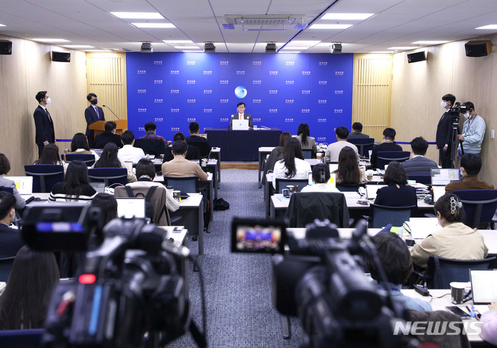 [서울=뉴시스] 사진공동취재단 = 이창용 한국은행 총재가 12일 서울 중구 한국은행에서 기자간담회를 갖고 있다. 2022.10.12. photo@newsis.com