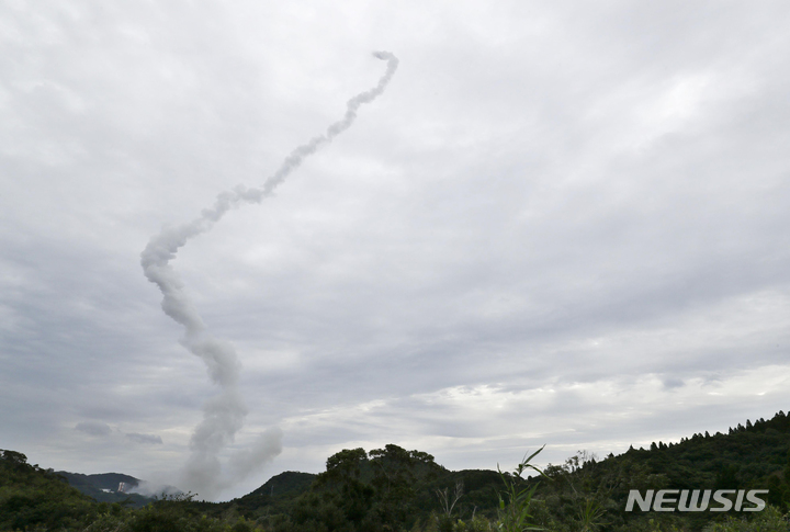 [가고시마=AP/뉴시스]일본우주항공연구개발기구(JAXA)의 소형 로켓 입실론 개량형 입실론S의 2단 연소 시험이 14일 오전 9시부터 진행됐으나 점화 57초 만에 연소 이상으로 폭발했다고 지지통신, 공영 NHK 등 현지 언론이 보도했다. 사진은 지난해 10월12일 일본 가고시마현 우치노우라 우주공간관측소에서 엡실론-6호 로켓이 발사되고 있는 모습. 사진과 기사는 관련 없음. 2023.07.14.