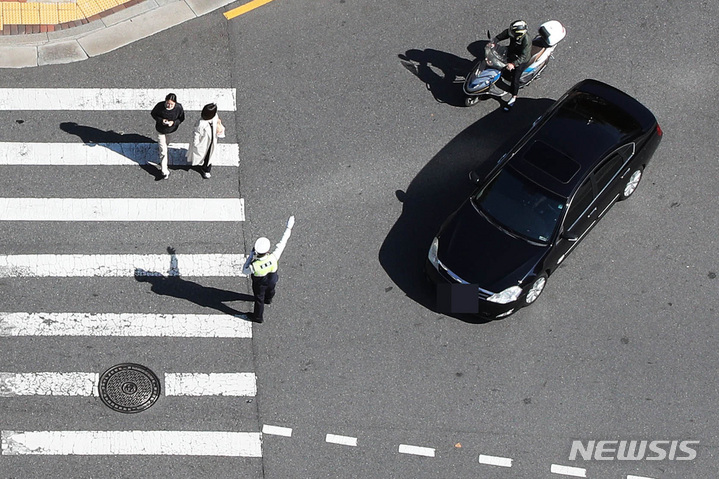 교차로 우회전 일시 정지 위반 차량 단속 중인 경찰. (뉴시스DB) photo@newsis.com