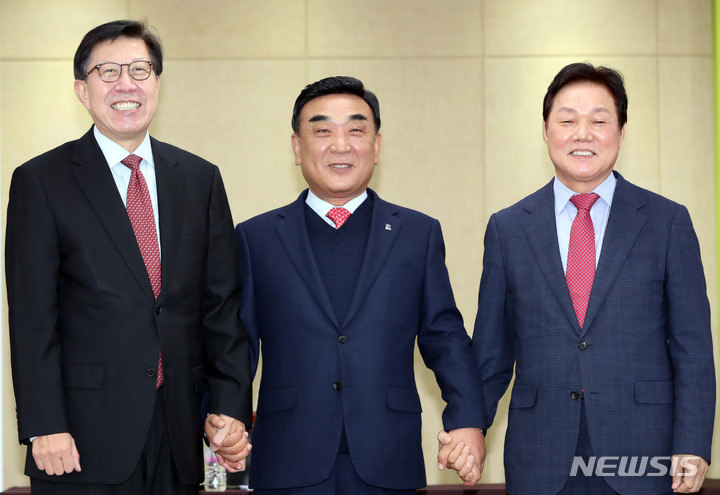 [부산=뉴시스] 하경민 기자 = 박형준(왼쪽부터) 부산시장과 김두겸 울산시장, 박완수 경남도지사가 12일 오후 부산 연제구 부산시청에서 만나 간담회를 갖기에 앞서 기념사진을 찍고 있다. 2022.10.12. yulnetphoto@newsis.com