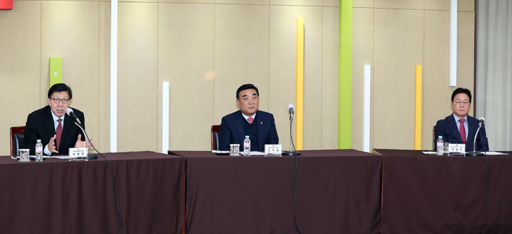 [부산=뉴시스] 하경민 기자 = 박형준(왼쪽부터) 부산시장과 김두겸 울산시장, 박완수 경남도지사가 12일 오후 부산 연제구 부산시청에서 만나 간담회를 갖기에 앞서 박 시장이 인사말을 하고 있다. 2022.10.12. yulnetphoto@newsis.com