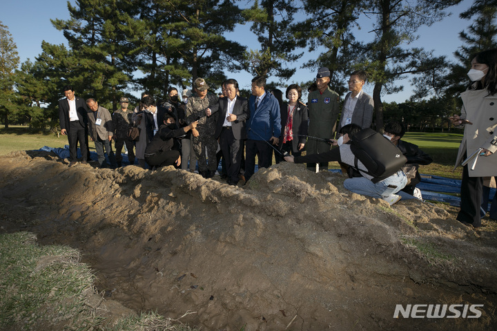 [강릉=뉴시스] 국회사진기자단 = 더불어민주당 국회 국방위원회 소속인 김병주,김영배,송옥주 의원이 12일 오후 강원도 강릉시 공군 제18전투비행단 내 미사일 낙탄사고 발생지점을 찾아 당시 현무-2C 탄도미사일의 탄두가 추락해 구덩이가 만들어진 골프장 앞에서 군 관계자들로부터 설명을 듣고 있다. 이번 조사에서는 군에서 최초 발표했던 낙탄지점이 공군 골프장 만이 아니라 400m 떨어진 유류저장고(POL)에도 추진체가 떨어져 화재가 일어난 것으로 밝혀졌다.&nbsp; 2022.10.12. photo@newsis.com