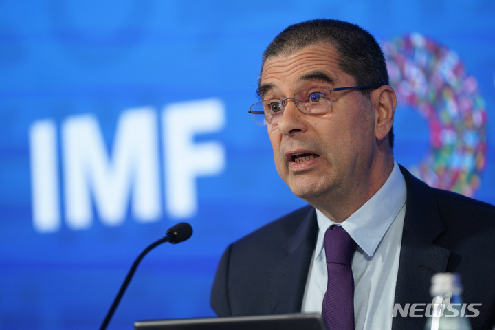 [워싱턴=AP/뉴시스]비토르 가스파르 국제통화기금(IMF) 재정담당국장. 2022.11.25.