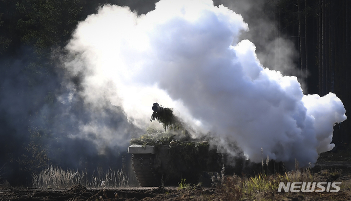 [타파=AP/뉴시스] 12일(현지시간) 에스토니아 타파 육군기지 훈련장에서 영국 군인들이 볼드 후사르(Bold Hussar) 합동 군사훈련에 참여하고 있다. 볼드 후사르는 에스토니아군과 북대서양조약기구(NATO) 연합군의 합동 군사훈련으로 약 2천 명의 군인이 참여하고 있다. 2022.10.13.