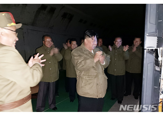 [서울=뉴시스] 12일 장거리 전략순항미사일' 2기 시험발사 현장을 지휘한 김정은 국무위원장 (사진=노동신문 갈무리) 2022.10.13