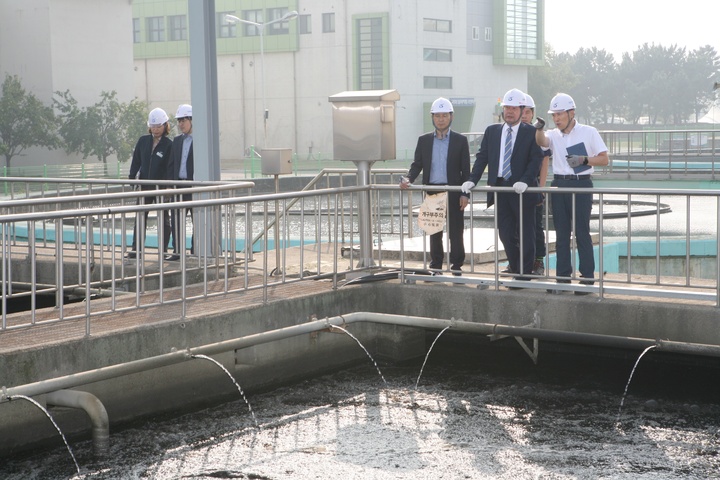 [인천=뉴시스] 인천환경공단 최계운 이사장이 취임 첫날 가좌사업소를 방문해 하수처리장을 점검하고, 약품투입 공정개선에 대한 설명을 듣고 있다. (사진=인천환경공단 제공)&nbsp;&nbsp;&nbsp;&nbsp;&nbsp;&nbsp;&nbsp;&nbsp;&nbsp; *재판매 및 DB 금지