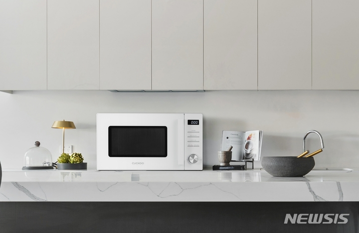 [서울=뉴시스] 무회전 플랫타입 전자레인지. 9사진=쿠쿠전자 제공) 2022.10.13. photo@newsis.com