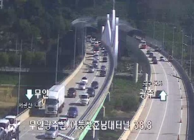 [광주=뉴시스] 이영주 기자 = 13일 오전 8시 40분께 광주 광산구 어룡동 무안광주고속도로 어등산호남대터미널(무안 방면) 출구 편도 2차선 도로에서 승합차·SUV차량 등 5중 추돌 사고가 났다. (사진 = 국가교통정보센터 갈무리) 2022.10.13. photo@newsis.com *재판매 및 DB 금지