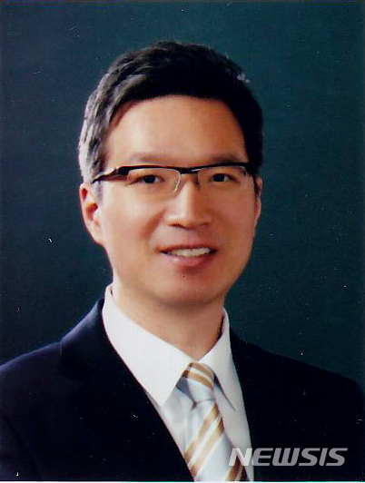 [서울=뉴시스] 윤석빈 크라운해태홀딩스 대표이사의 모습(사진=크라운제과 제공)