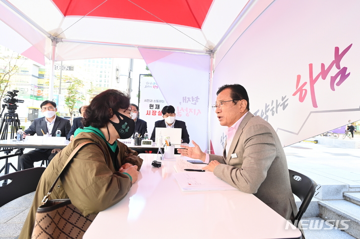 12일 경기 하남시 미사역 문화의거리에 설치된 이동시장실 운영 모습. (사진= 하남시 제공) 