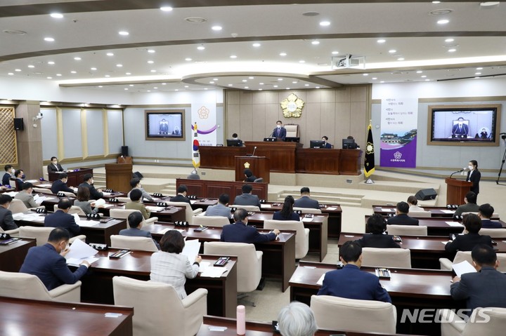 [수원=뉴시스]13일 수원시의회 본회의장에서 제371회 제1차 정례회를 진행되고 있다.(수원시의회 제공) 
