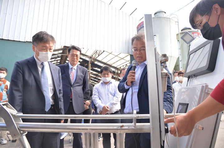 [울산=뉴시스] 유재형 기자 = 울주군은 13일 'ICT 한우종합관리 플랫폼'이 구축된 언양읍 태기리 ‘정인철 농장’에서 이순걸 군수와 박범수 농림축산식품부 차관보, 김삼주 전국한우협회장 등이 참석한 가운데 현장방문 및 시연 행사를 가졌다. 2022.10.13. (사진= 울주군 제공)photo@newsis.com *재판매 및 DB 금지