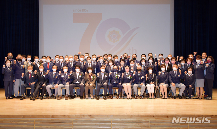 [창원=뉴시스] 홍정명 기자= 13일 경남도청 신관 대강당에서 열린 '제70주년 재향군인의 날 행사 및 안보결의대회'에 참석한 박완수 경남도지사, 박현숙 경남동부보훈지청장, 정인규 경남울산 재향군인회장 등이 기념촬영을 하고 있다.(사진=경남도 제공) 2022.10.13. photo@newsis.com