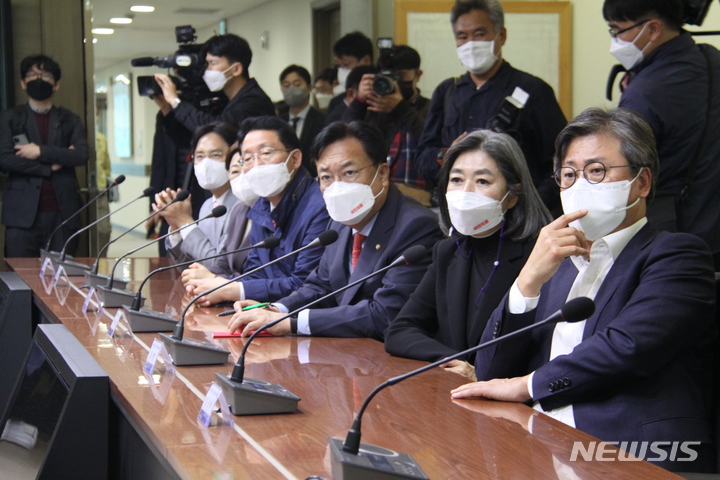 [포항=뉴시스] 안병철 기자 = 13일 오후 경북 포항시청을 찾은 국민의힘 정진석 비상대책위원장과 위원들이 이강덕 시장으로부터 제11호 태풍 힌남노에 따른 피해 현황을 듣고 있다. 2022.10.13. abc1571@newsis.com