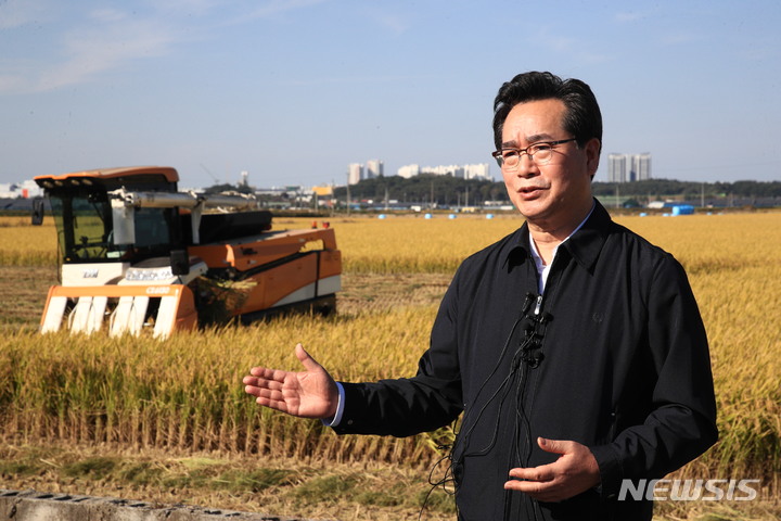 [세종=뉴시스] 정황근 농림축산식품부 장관이 지난해 10월13일 전북 익산시 가루쌀 수확 현장을 방문해 전문생산단지 대표들과 가루쌀 정책 방향을 논의했다. (사진=농식품부 제공)