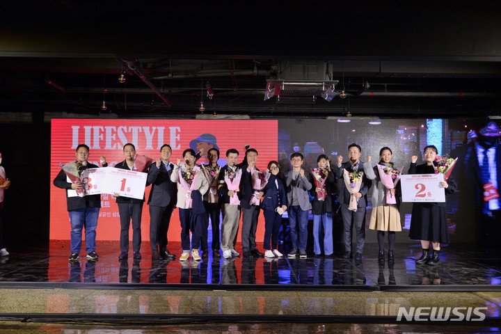 [서울=뉴시스] 13일 서울 압구정동 카페 캠프통에서 열린 '강한 소상공인 최종 피칭 대회'에서 수상자들이 기념촬영을 하고 있다. (사진=중소벤처기업부 제공) 2022.10.13. photo@newsis.com