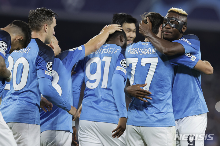 [나폴리=AP/뉴시스]유럽 챔피언스리그 아약스전에서 크바라츠헬리아의 득점 후 동료들과 기뻐하는 김민재. 2022.10.13. 