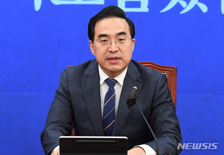 [서울=뉴시스] 고범준 기자 = 지난 13일 박홍근 더불어민주당 원내대표가 서울 여의도 국회에서 열린 국정감사대책회의에 참석해 모두발언을 하고 있다. (공동취재사진) 2022.10.13. photo@newsis.com