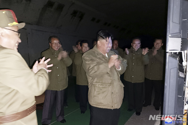 [개천=AP/뉴시스] 북한 조선중앙통신이 공개한 사진에 김정은(가운데) 북한 국무위원장이 12일 북한의 미공개 장소에서 장거리 순항미사일 발사훈련을 현지 지도하고 있다. 북한은 평안남도 개천에서 순항미사일을 발사한 것으로 알려졌다. 2022.10.13.