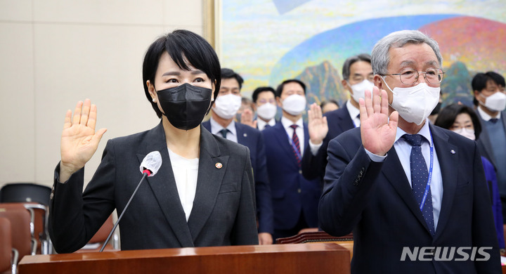 [서울=뉴시스] 김선웅 기자 = 전현희 국민권익위원장과 피감기관 관계자들이 13일 서울 여의도 국회 정무위원회에서 열린 국민권익위원회, 국가보훈처 등에 대한 국정감사에서 선서를 하고 있다. 2022.10.13. mangusta@newsis.com