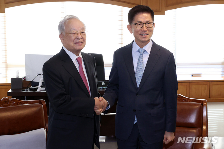 [서울=뉴시스] 조성우 기자 = 13일 오전 서울 마포구 경총회관을 예방한 김문수 경제사회노동위원회 위원장이 손경식 한국경영자총협회 회장과 기념촬영을 하고 있다. 2022.10.13. xconfind@newsis.com